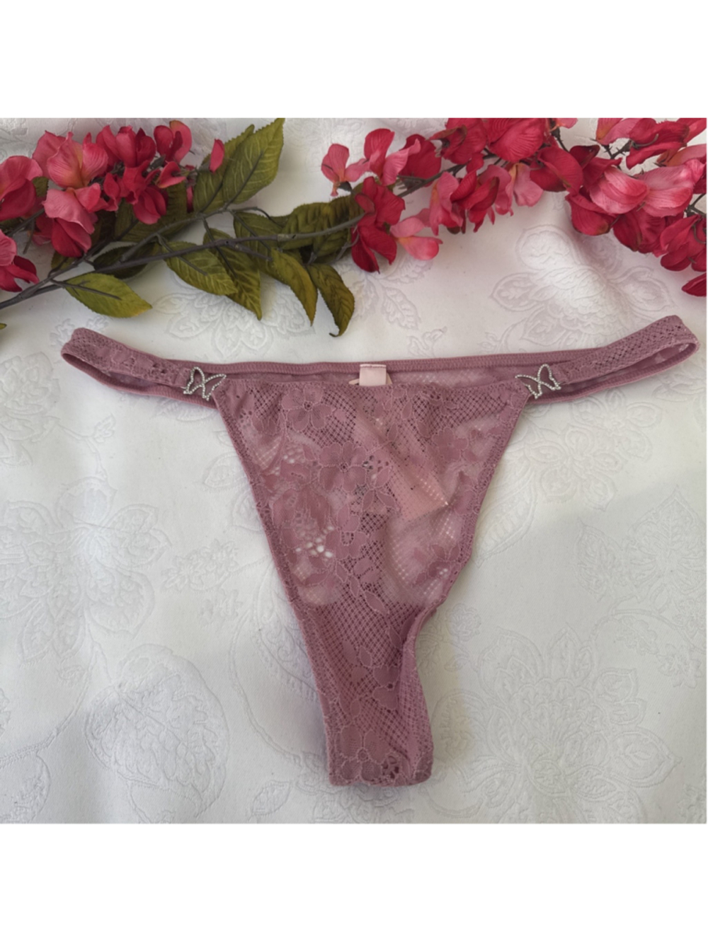 VICTORIA'S SECRET M PINK LACE DREAM ANGELS OPEN BACK RHINESTONE STRING THONG NWT